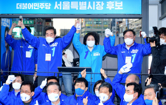 박영선 민주당 서울시장 후보(윗줄 가운데)와 이낙연 선대위원장(왼쪽), 김태년 대표 직무대행이 5일 서울 관악구 신림역 사거리에서 열린 집중 유세에서 지지를 호소하고 있다. 국회사진기자단=연합뉴스